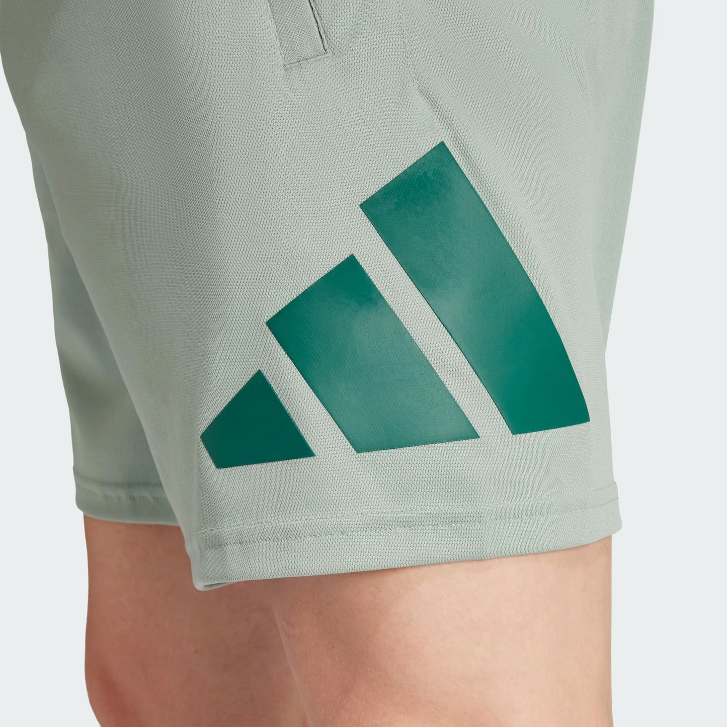Short Hombre Train Essentials Logo Verde