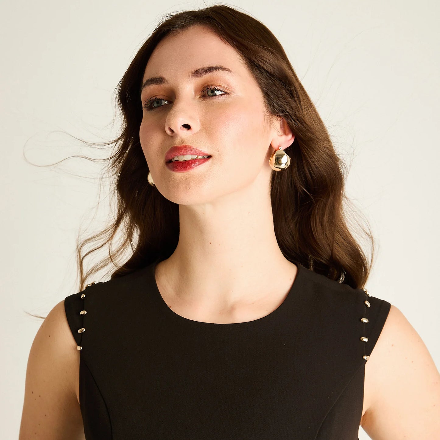 Vestido Mujer Negro con Detalles Metálicos