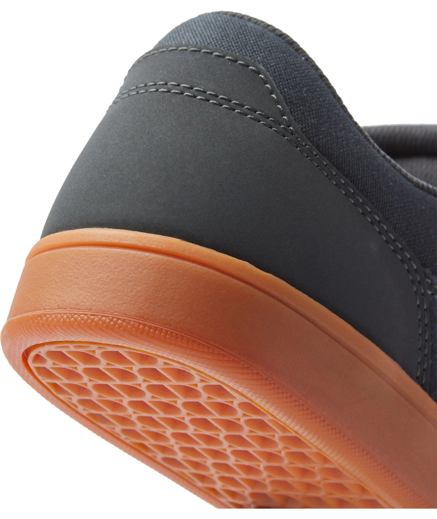 zapatilla-hombre-crisis-2-grey/gum