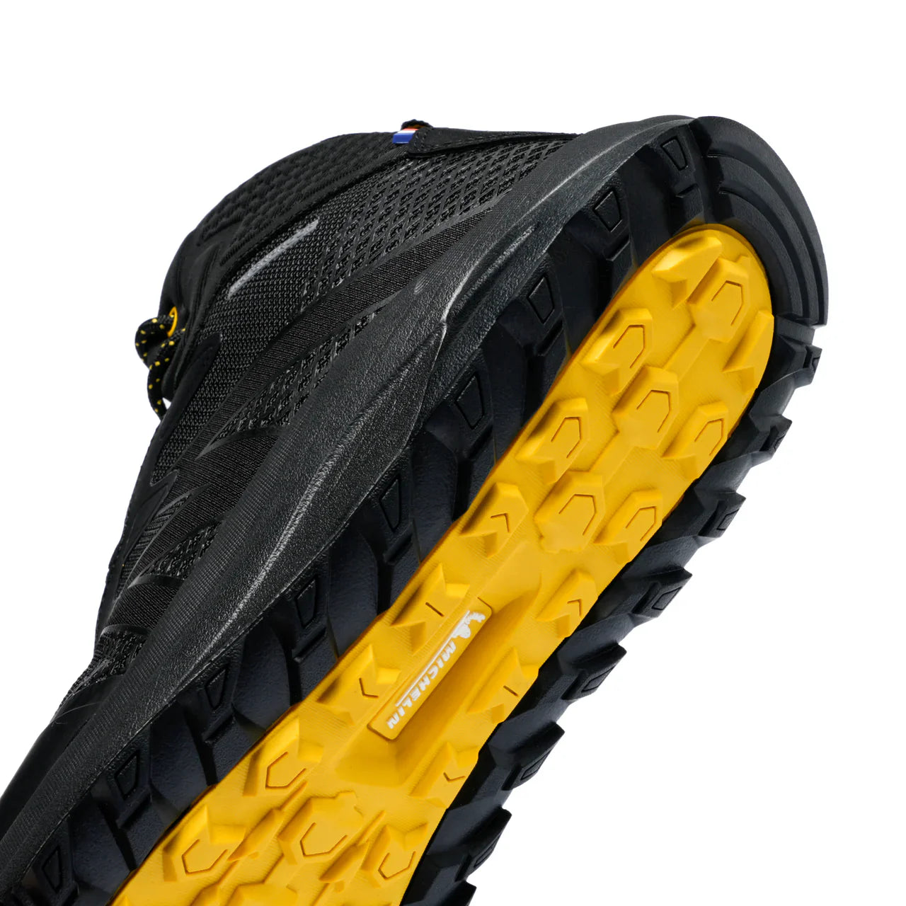 botín-hombre-impermeable-caña-alta-negro-amarillo