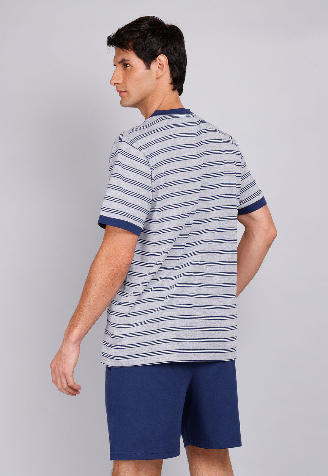 pijama-hombre-corto-cuello-en-v-gris-one
