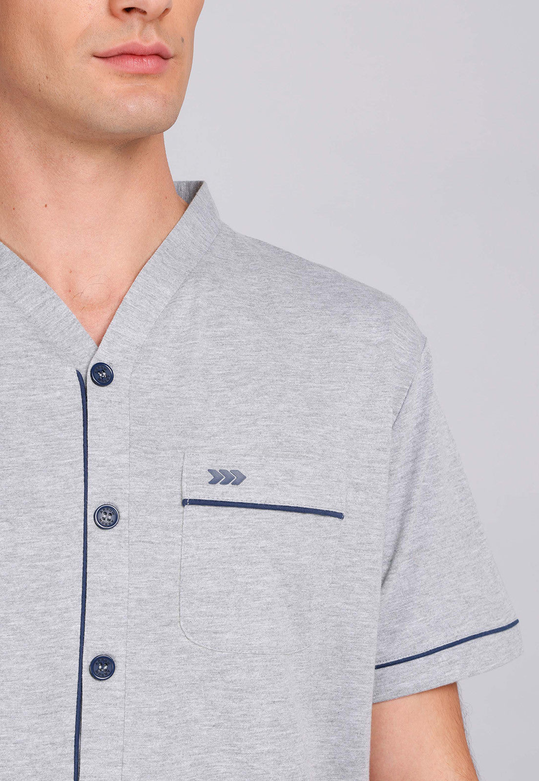 pijama-hombre-corto-cuello-en-v-gris