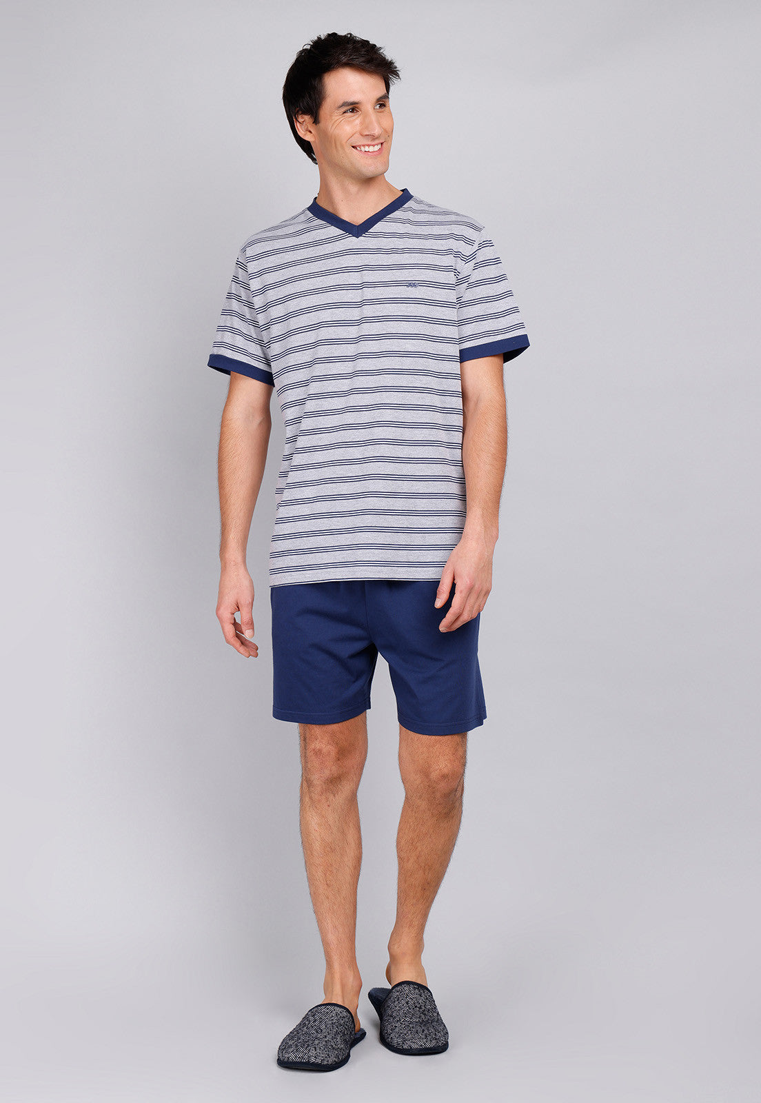 pijama-hombre-corto-cuello-en-v-gris-one