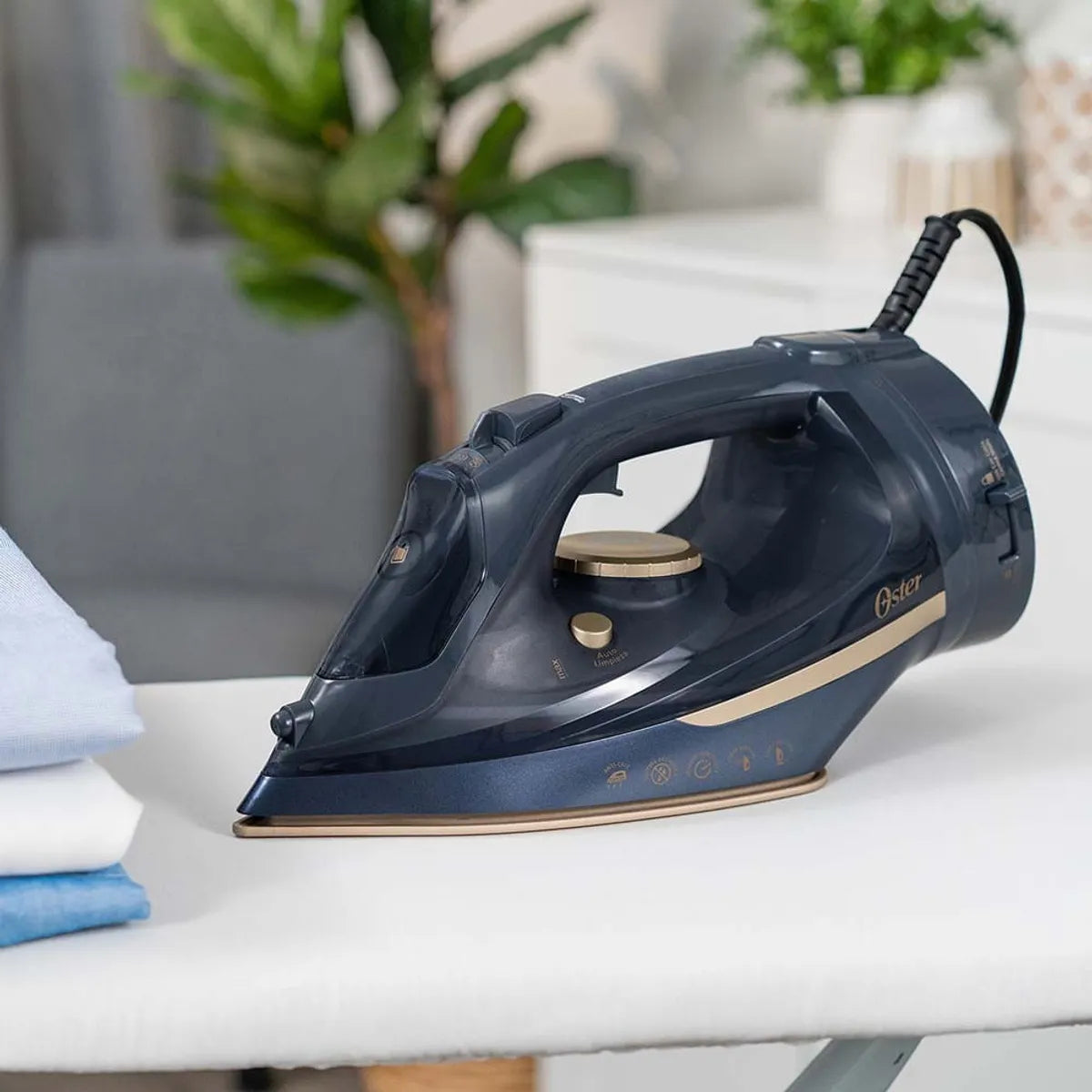 Plancha de vapor inalámbrica Oster® 2 en 1 con suela de cerámica GCSTCC5000
